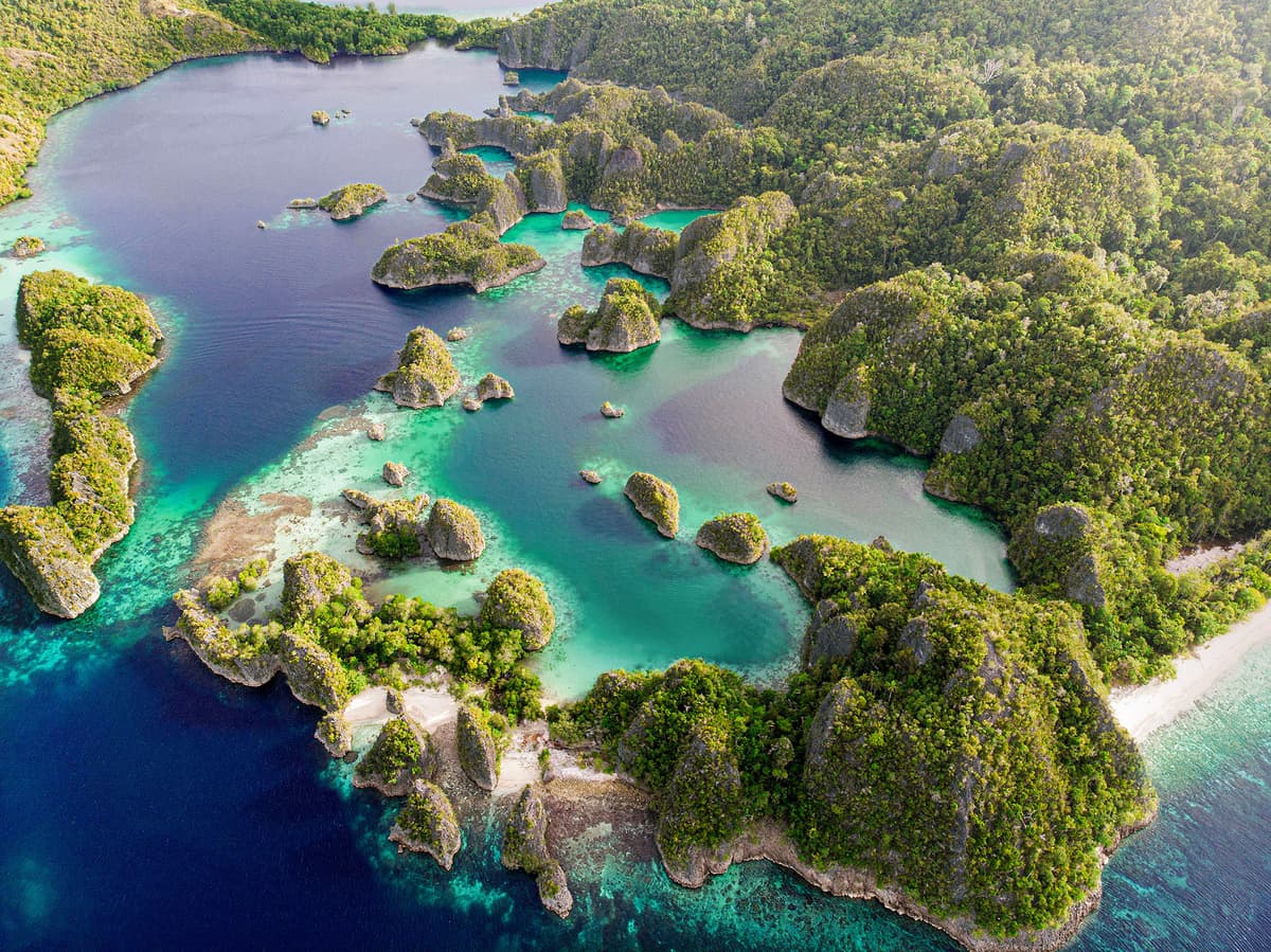 Expedition Molucca Islands, Raja Ampat and the Philippines: idylls above and below the water