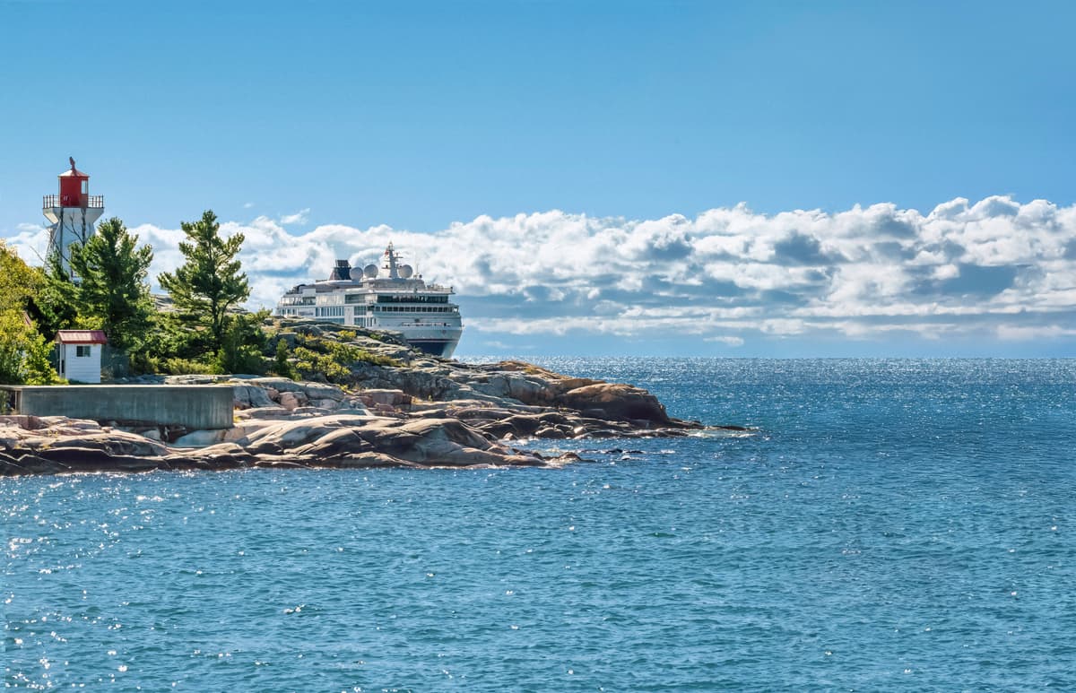 Great Lakes and the St Lawrence River: city, countryside and lakes