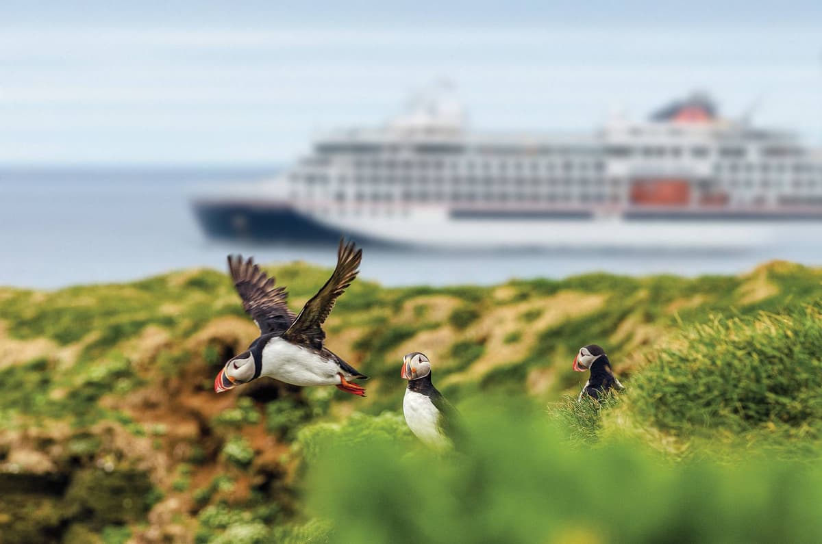Expedition circumnavigation of Iceland and south-west Greenland: premiere between fire and ice