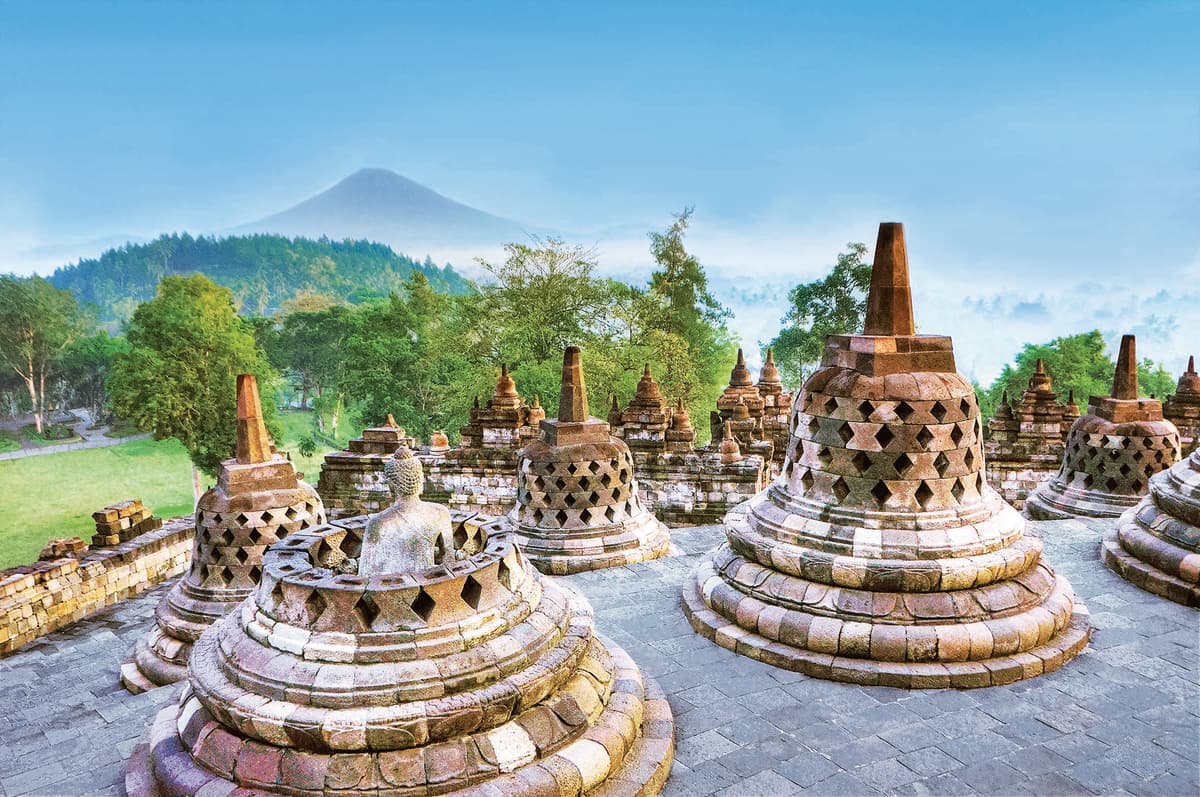Expedition Indonesia and East Timor: on hidden paths through mysterious worlds
