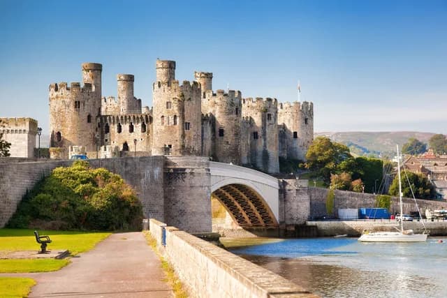 A United Kingdom: The Crown and the Clans