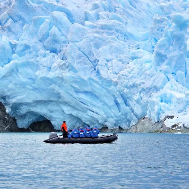 Expedition Chilean fjords: geological testimonies made of stone and ice