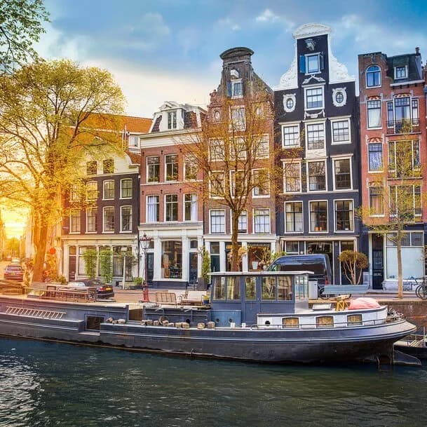 Short cruise with London and Amsterdam: tradition meets trends