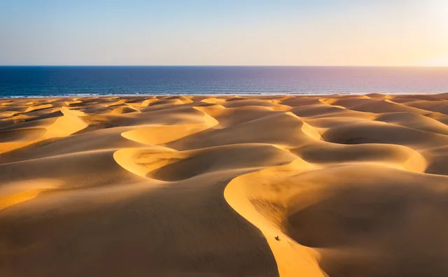 Between island dreams and desert winds