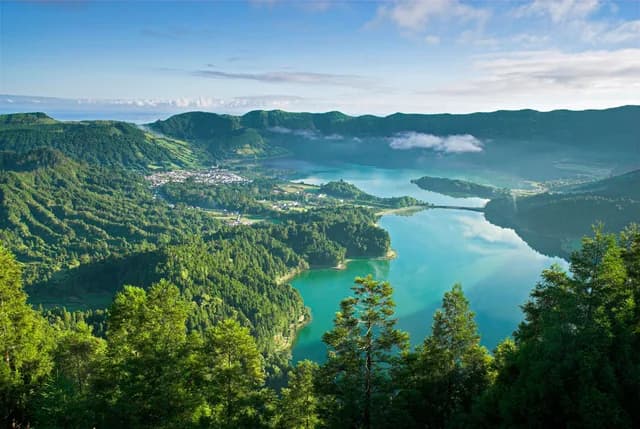 Atlantic islands and the aura of Spain
