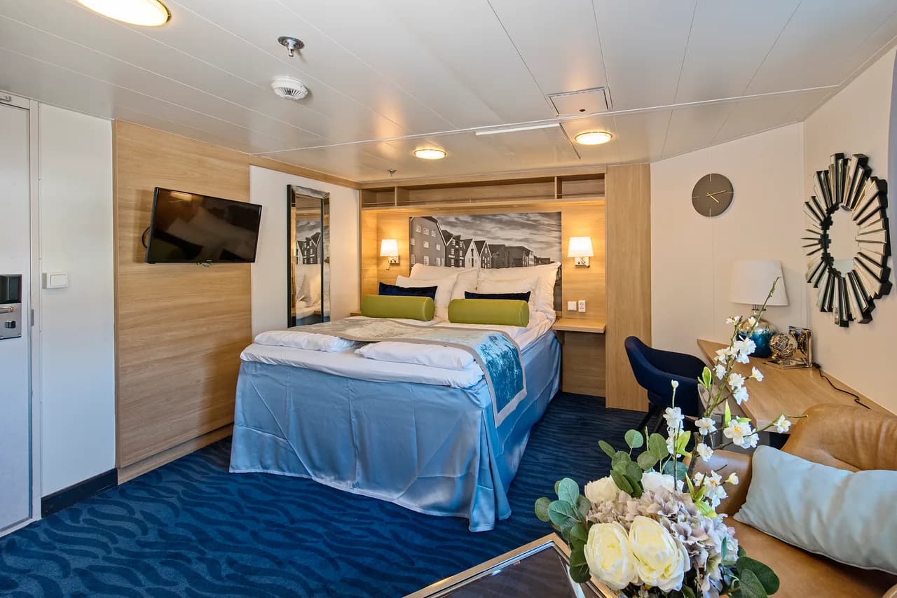 Mini suite on middle or upper deck