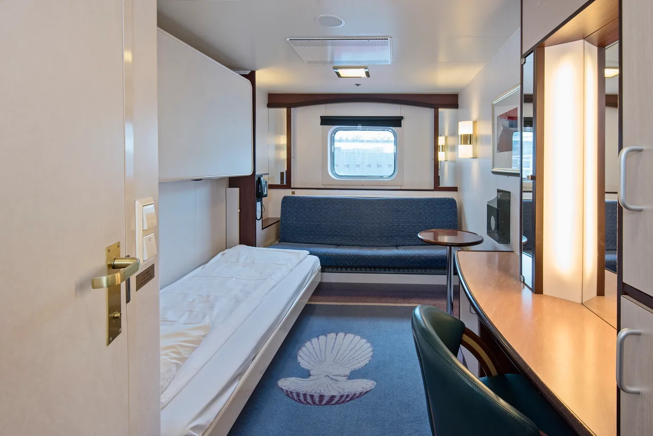 Twin bunk beds on middle deck with window