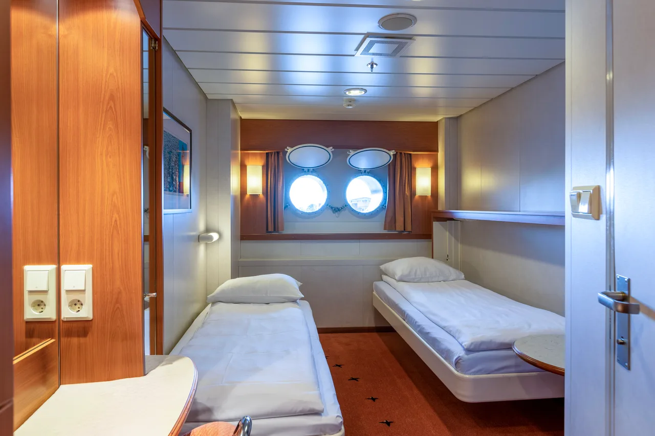 Twin on lower deck with porthole