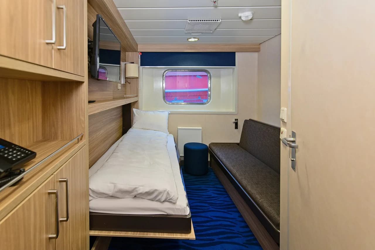 Twin on middle or upper deck with window (restricted view)