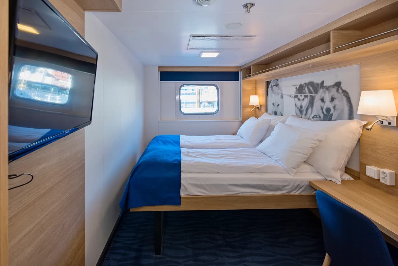 Double on middle or upper deck with window (restricted view)
