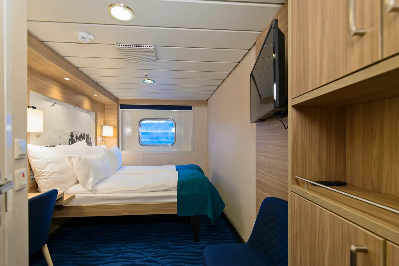 Double on upper deck with window (restricted view)