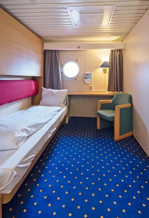 Twin on lower deck with porthole