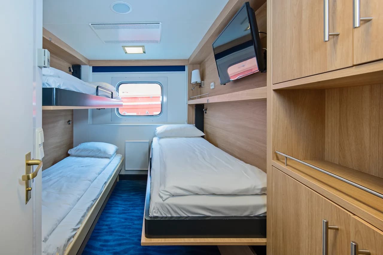 Triple on middle or upper deck with window (restricted view)