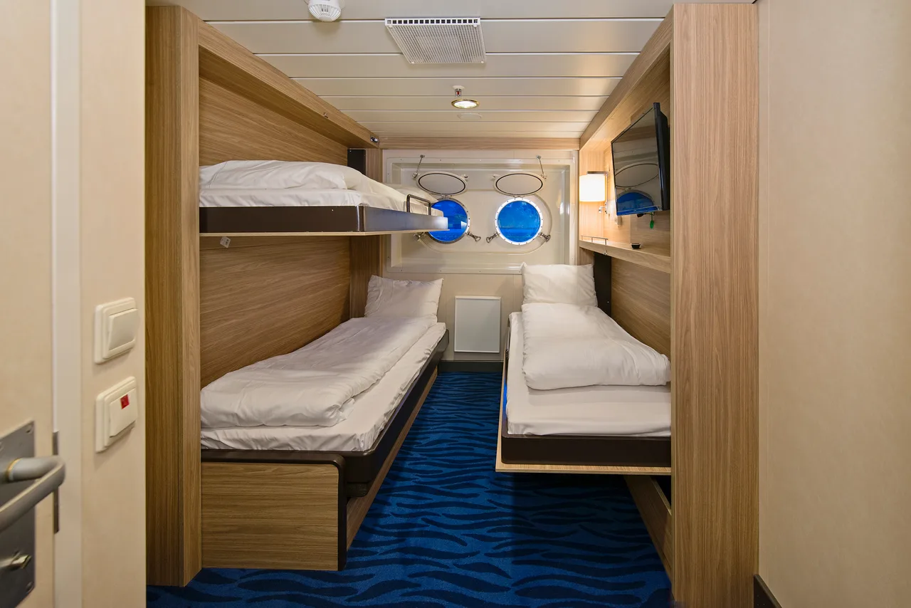 Triple on lower deck with window