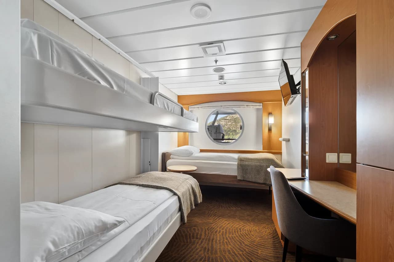 Triple on middle deck with window (restricted view)