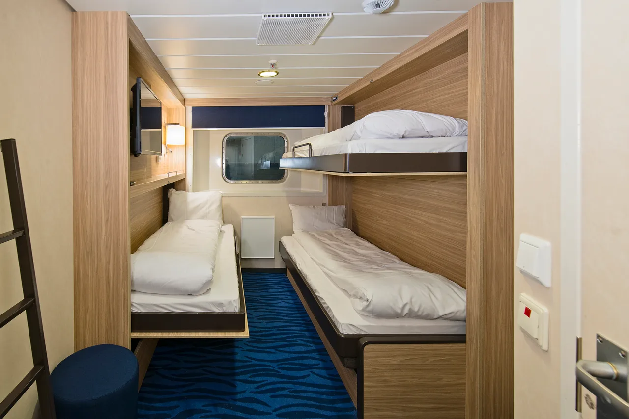 Triple on lower deck with window