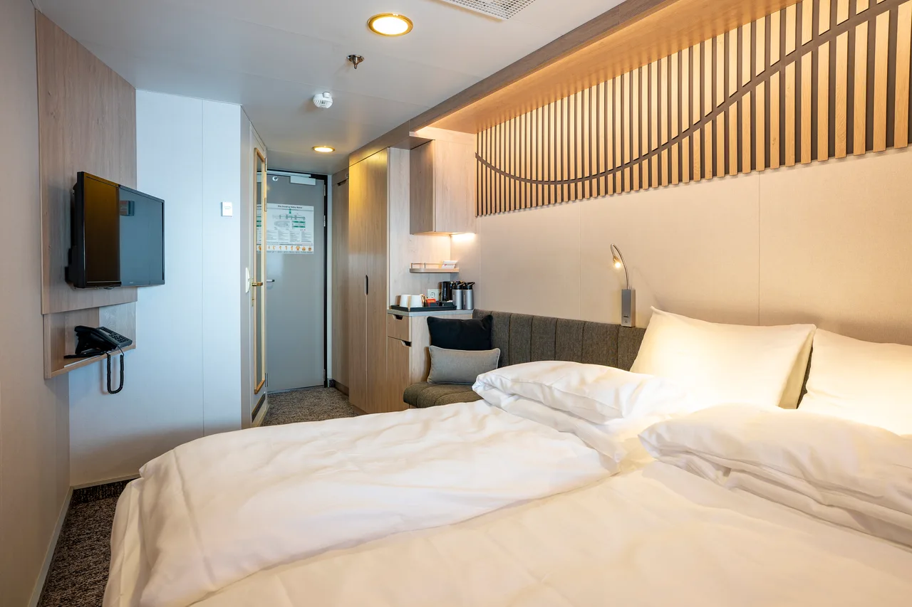 Twin on lower deck with porthole