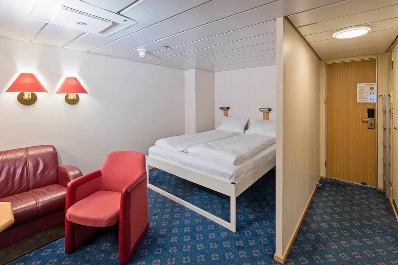 Quadruple on lower deck with porthole