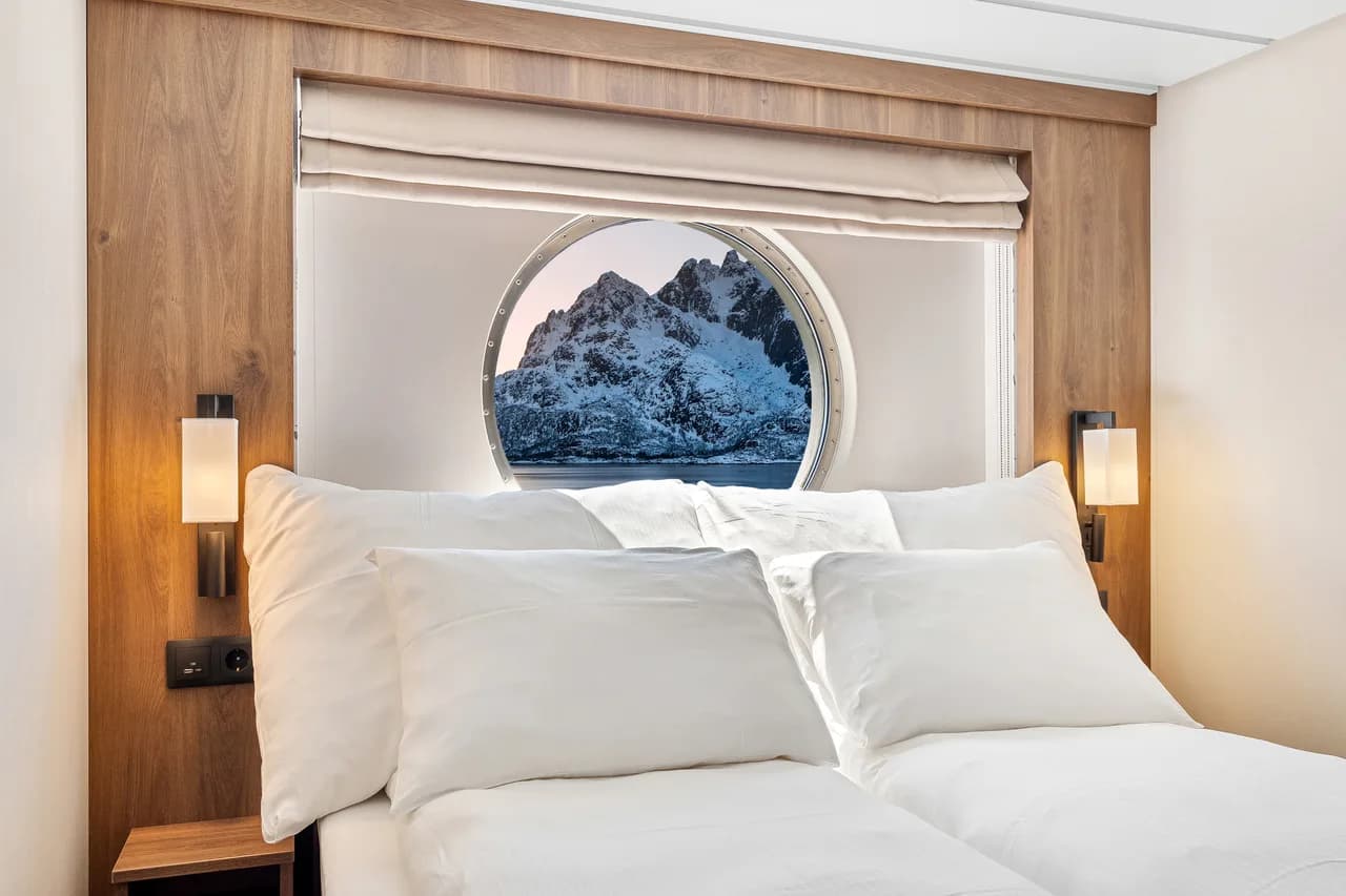 Double on middle or upper deck with window