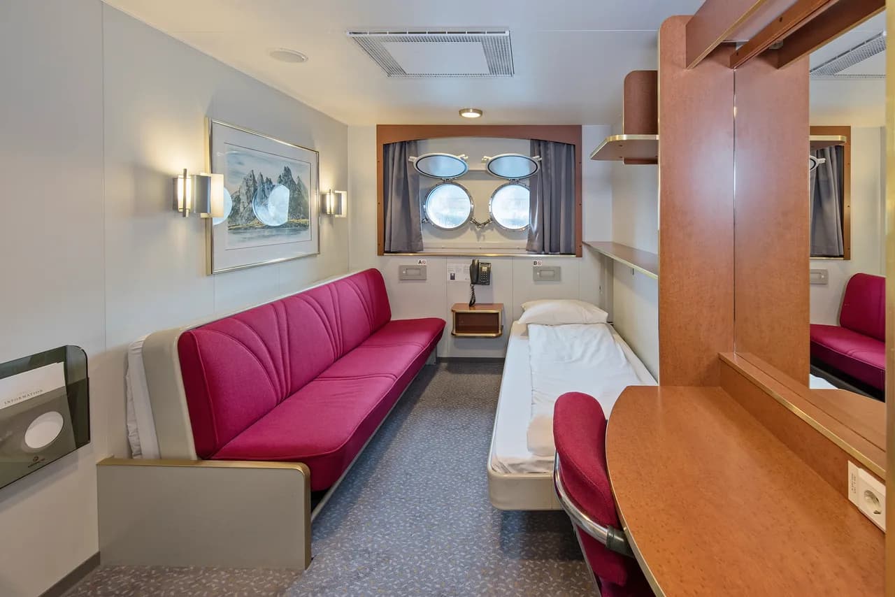 Twin on lower deck with porthole