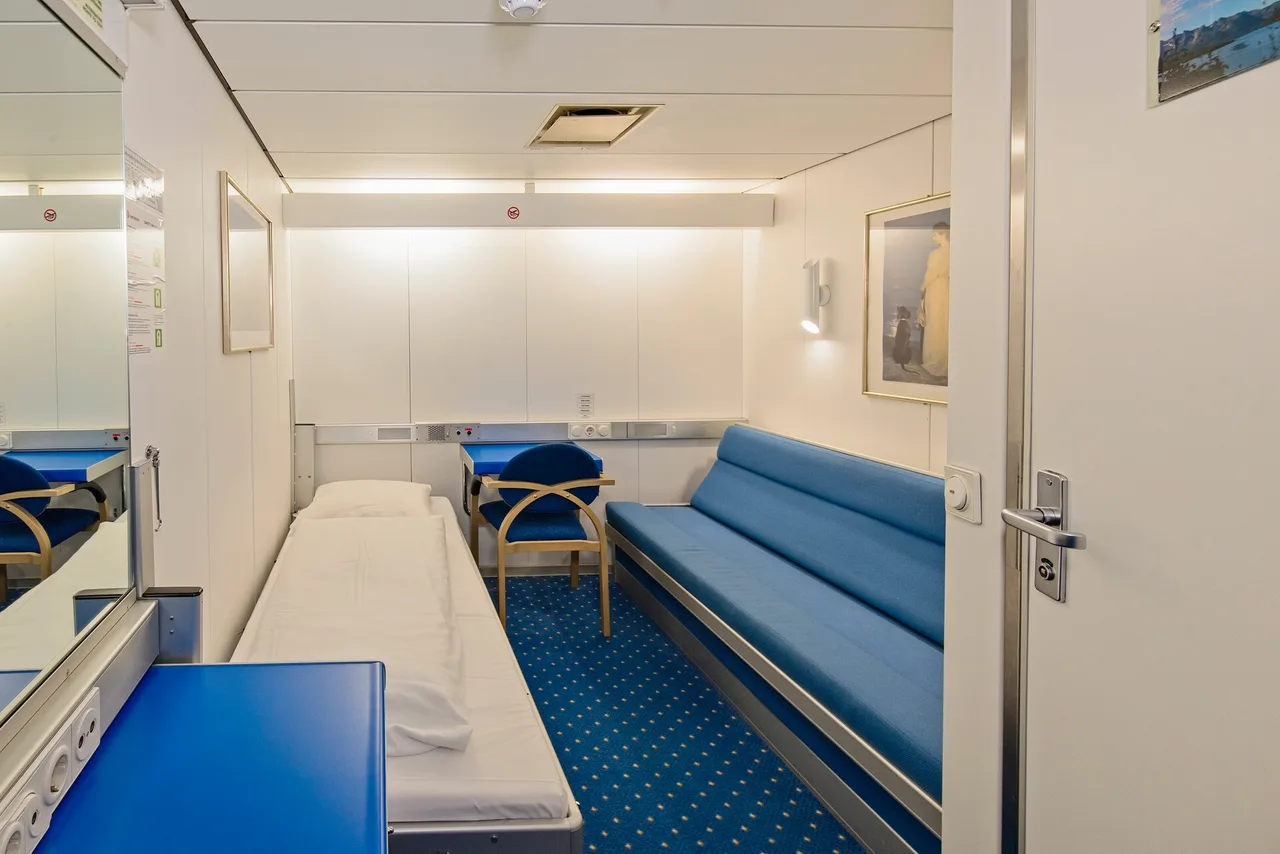 Twin on middle or upper deck