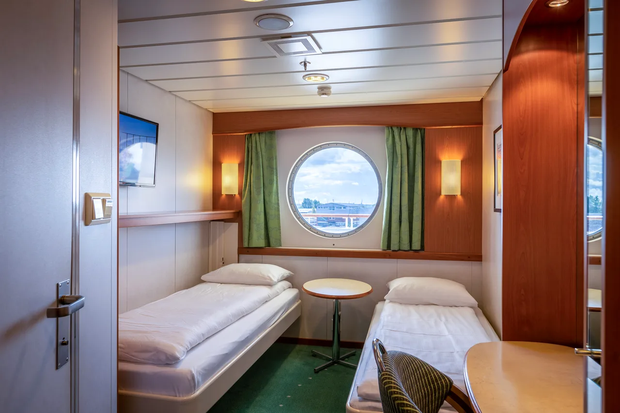Twin on lower or promenade deck with window