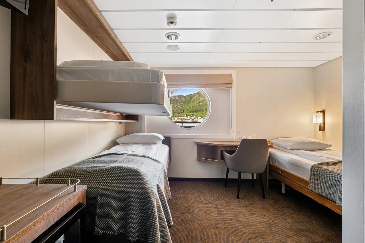 Accessible triple on middle deck with window