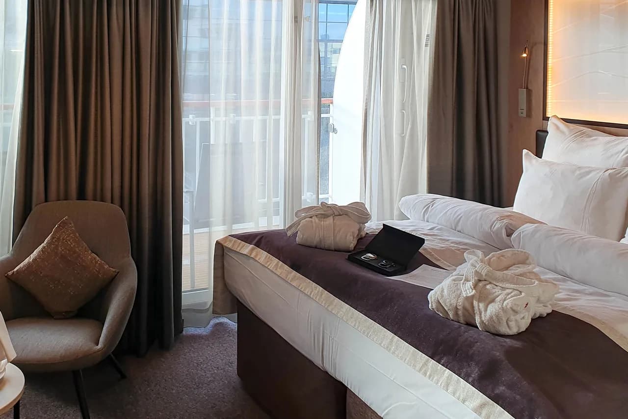 One-bed suite on middle deck with balcony