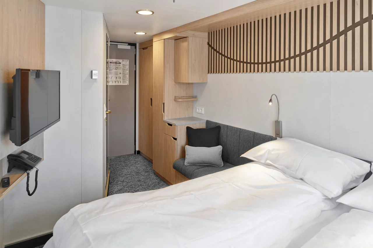 Twin on middle or promenade deck