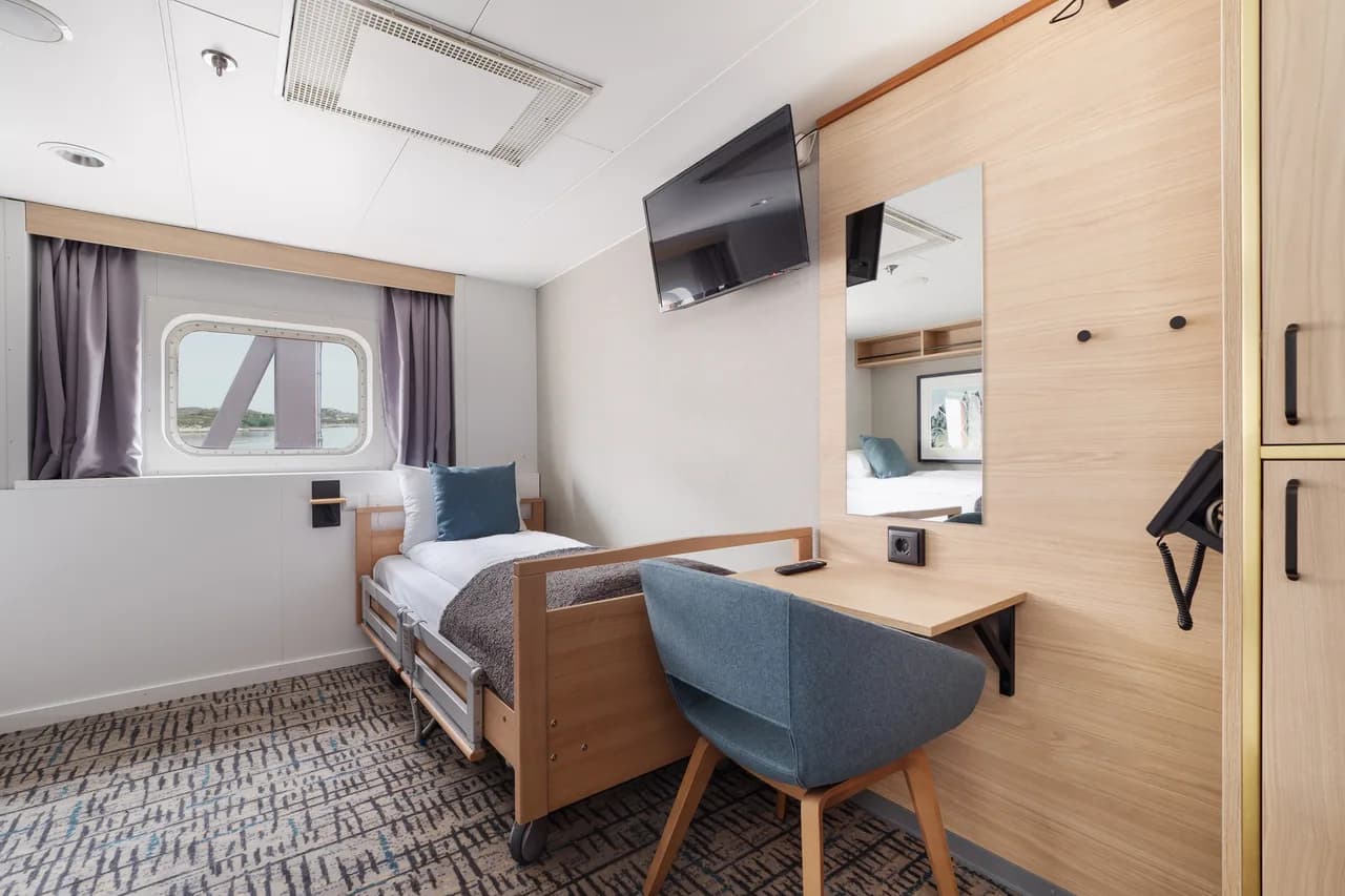 Accessible twin on lower deck with window
