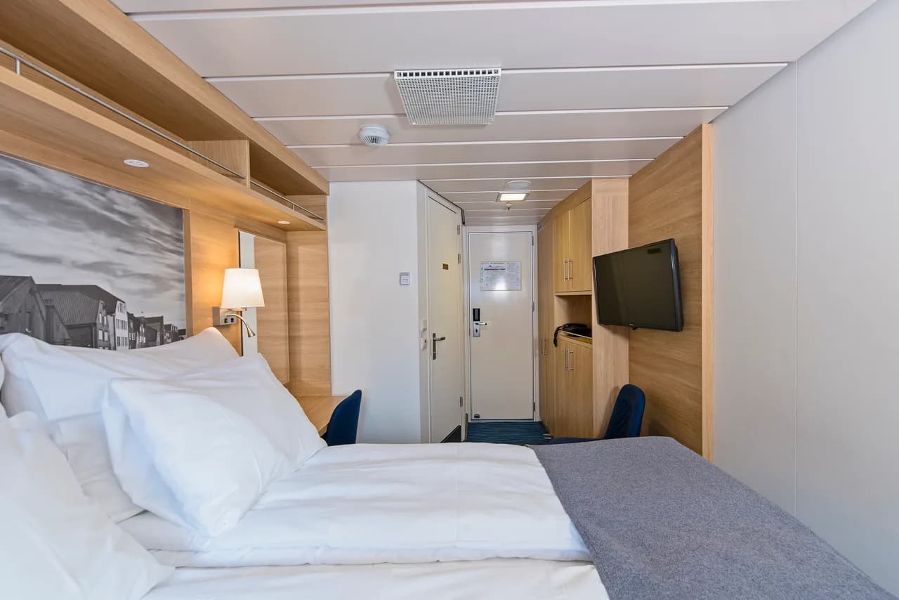 Double on middle deck with window