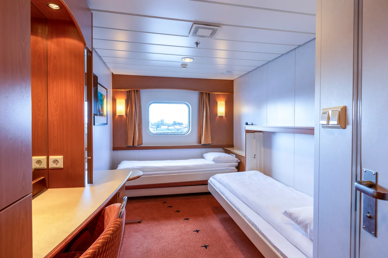 Twin on lower deck with window
