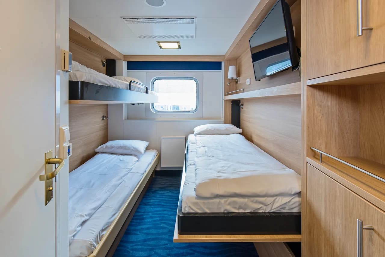 Triple on middle or upper deck with window