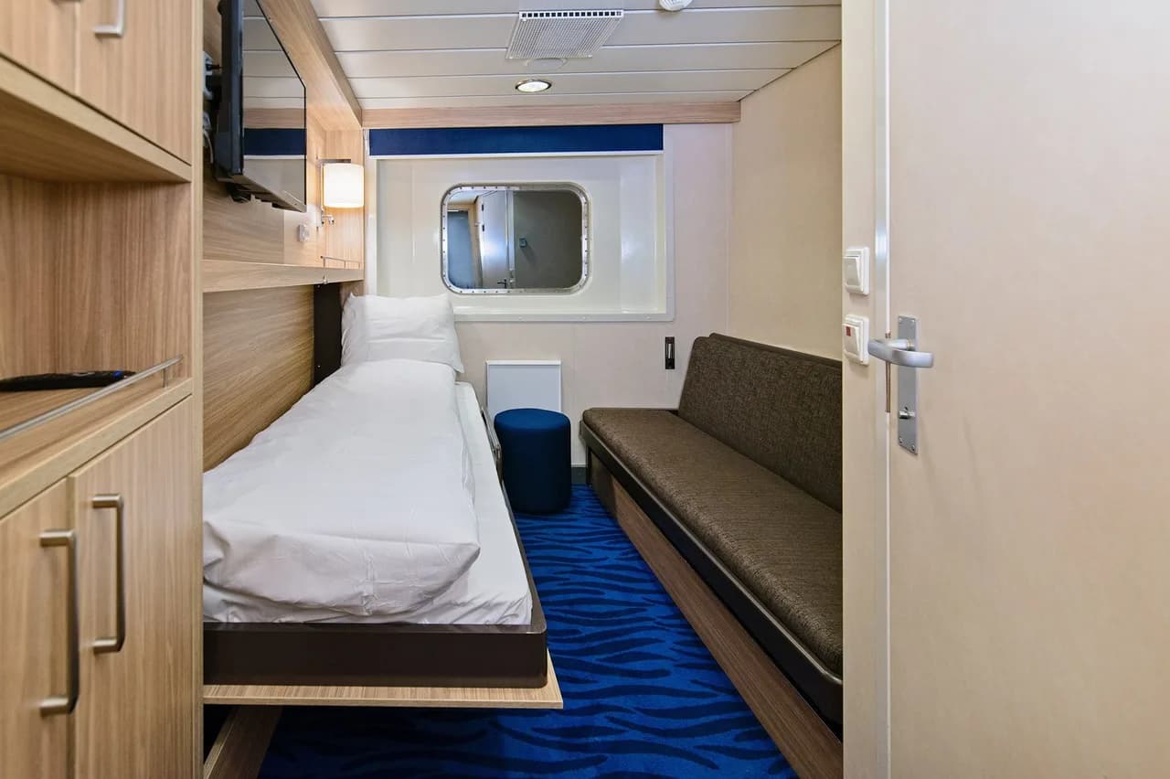 Twin on promenade deck with window