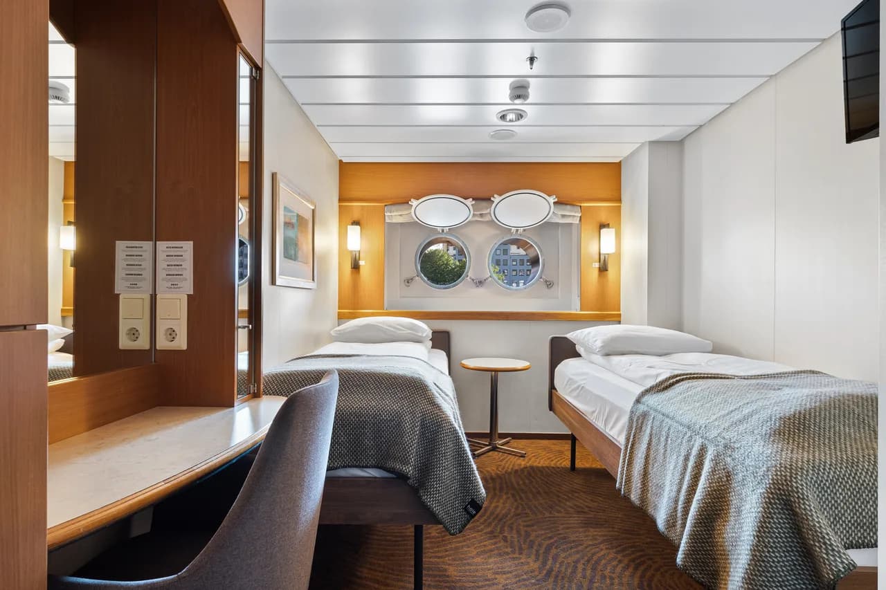 Twin on lower deck with porthole