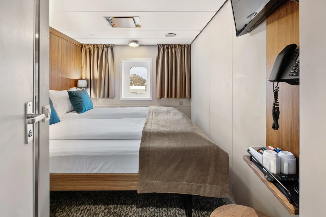 Double on middle or upper deck with window