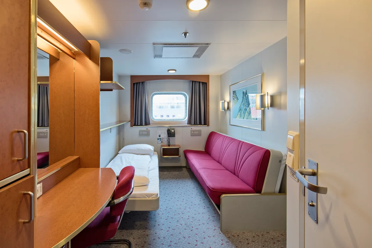 Twin on middle deck with window