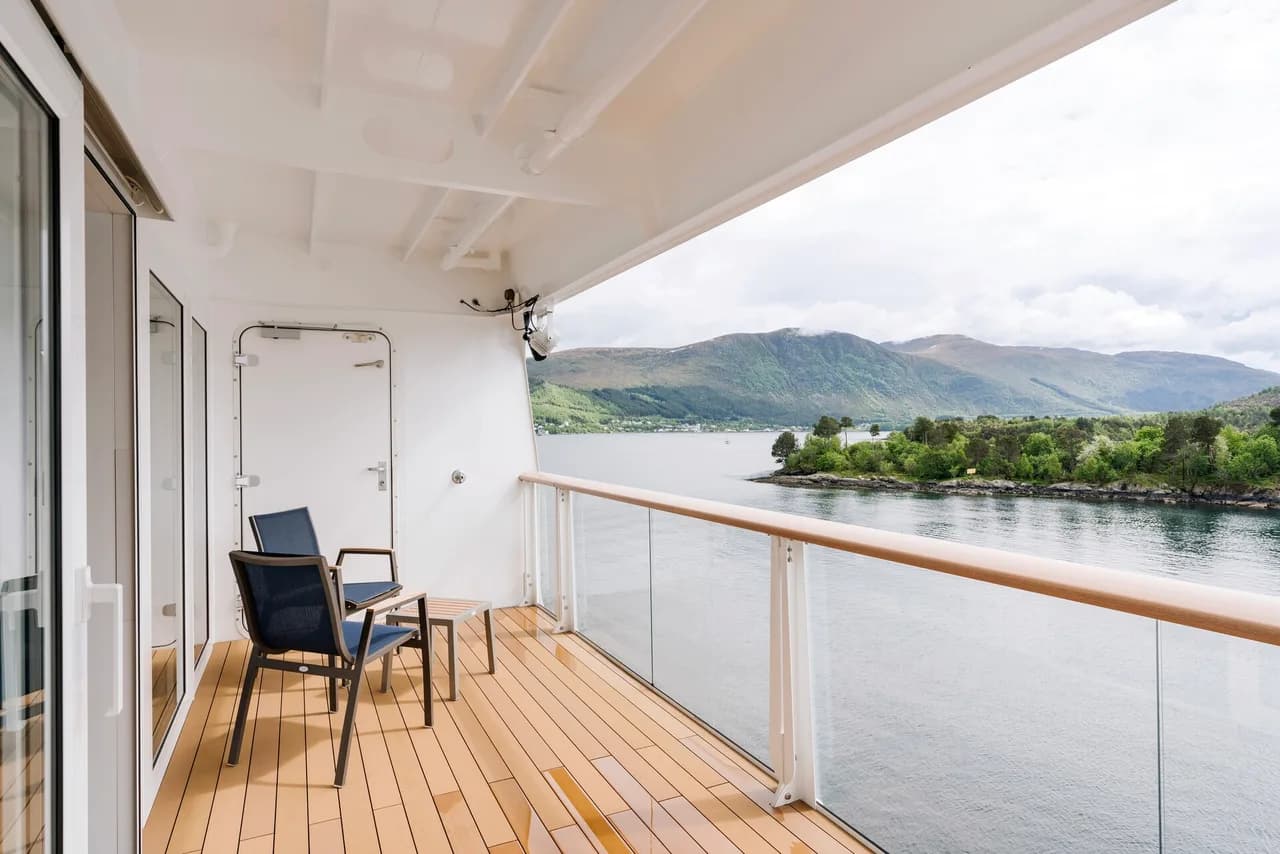 XY | Wheelchair-accessible outside cabin with balcony