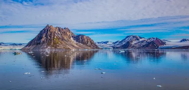 Circumnavigating Spitsbergen 