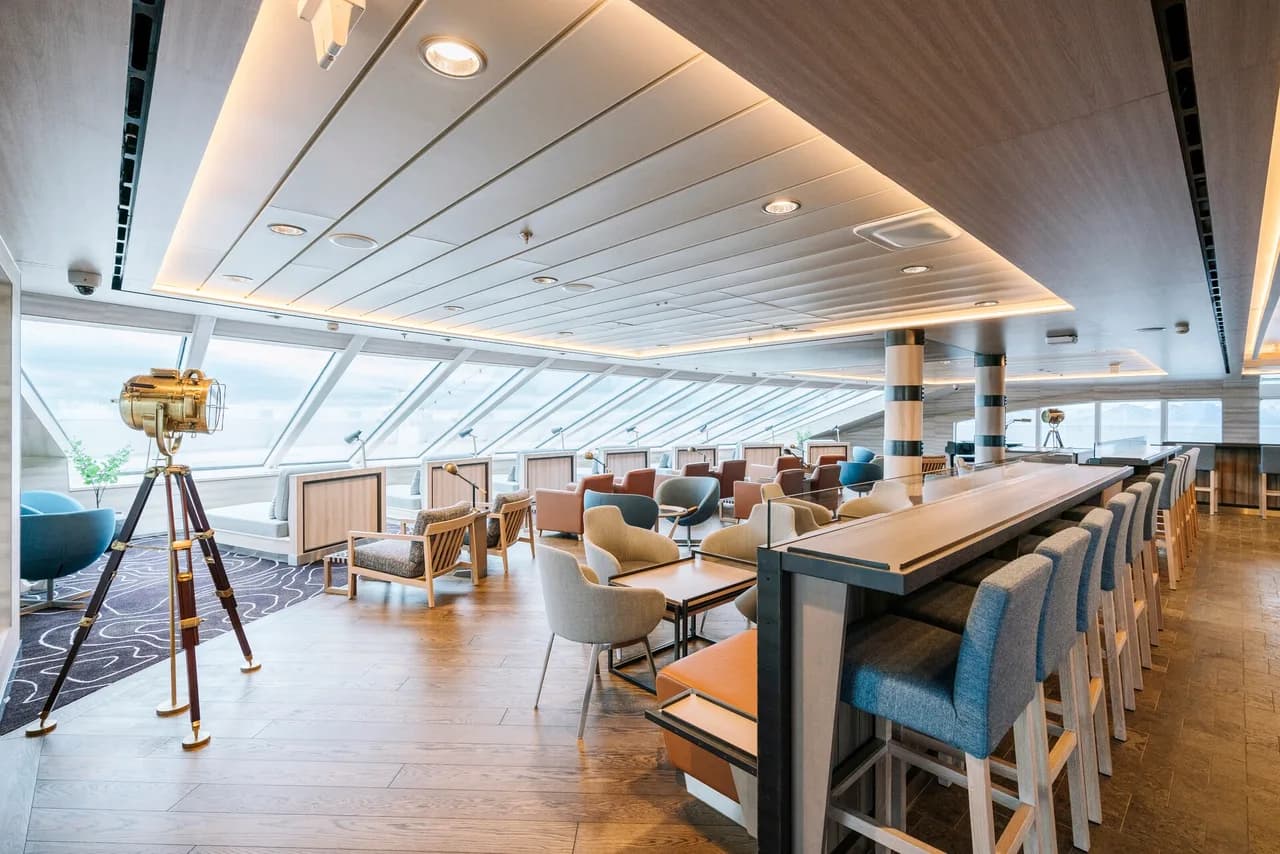 Explorer lounge & bar