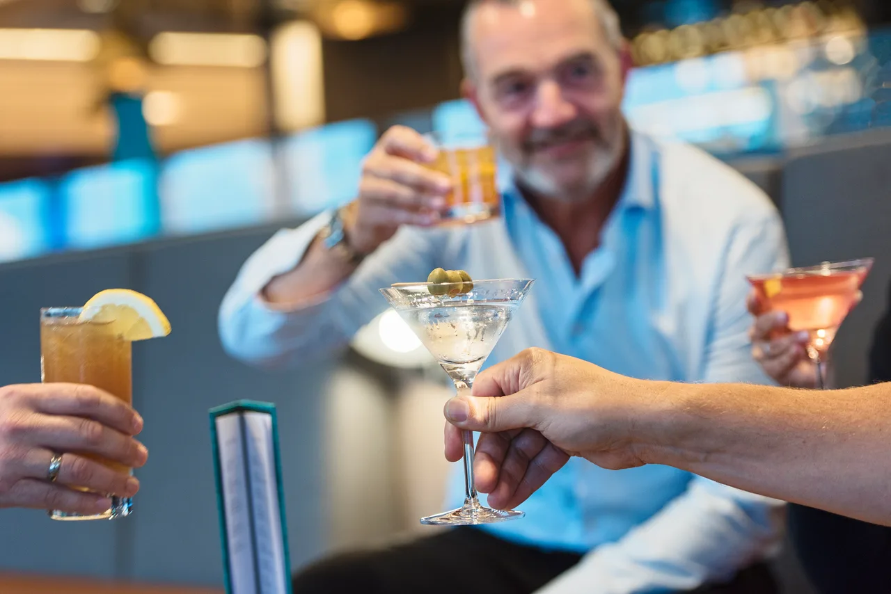 Explorer lounge & bar