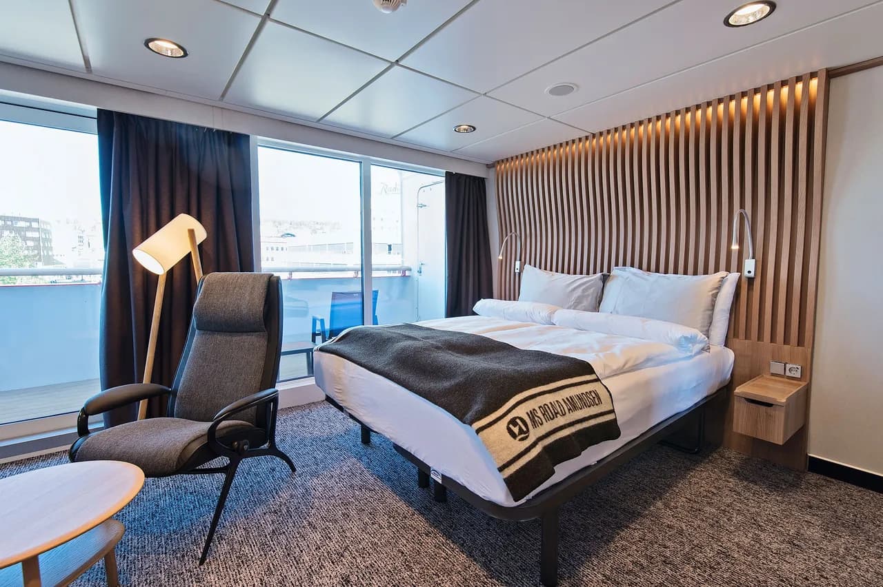 XY | Wheelchair-accessible outside cabin with balcony
