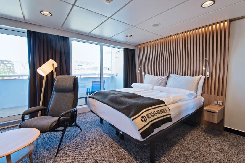 XY | Wheelchair-accessible outside cabin with balcony