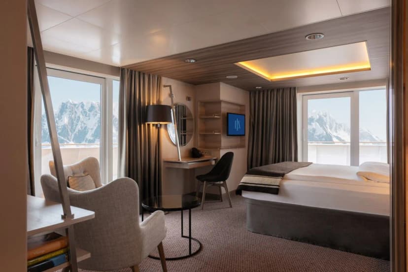 MC | Corner Suite
