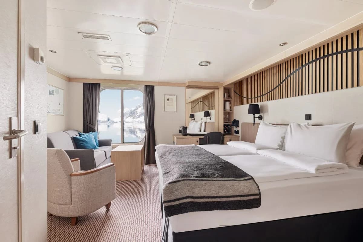 Q2 | Mini Suite