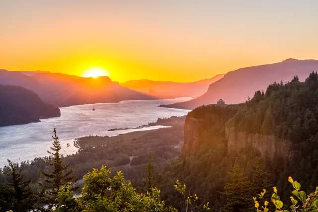 Columbia River: Harvests, History and Landscapes of the Pacific Northwest