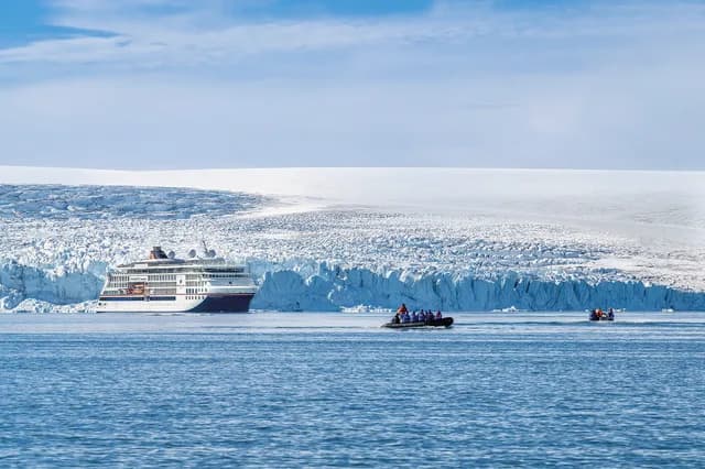 Expedition Svalbard circumnavigation and north-east Greenland: Wilderness, vastness, varied transformation – intensive Arctic experiences