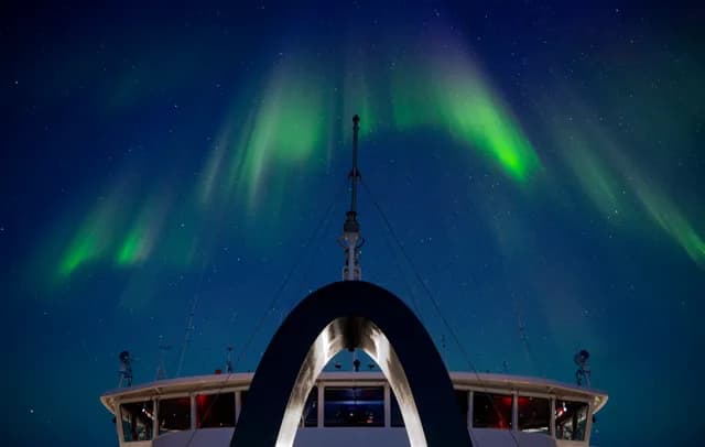 Deep Greenland Expedition: Glaciers, Fjords, and the Disko Bay Circuit